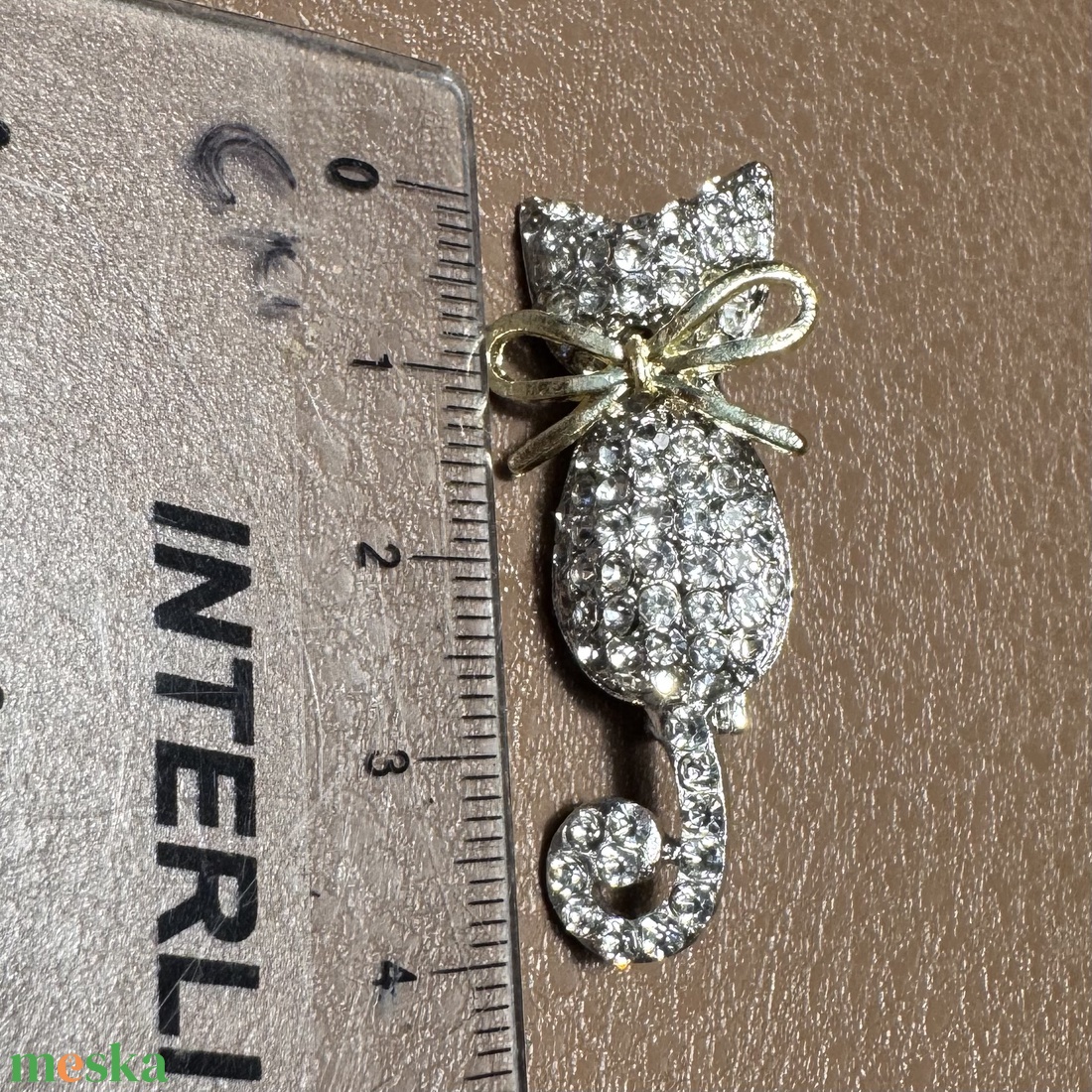Cicás retro BROSS az 1980-as évekből, gyönyörű elegáns strasszos kitűző, pin szövetkabátra, blúzra,  blézerre - ékszer - kitűző és bross - Meska.hu