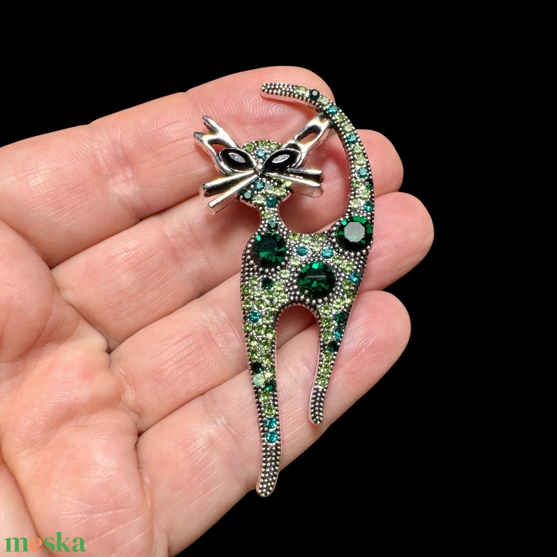 Cicás retro BROSS az 1980-as évekből, gyönyörű elegáns strasszos kitűző, pin szövetkabátra, blúzra,  blézerre - ékszer - kitűző és bross - Meska.hu