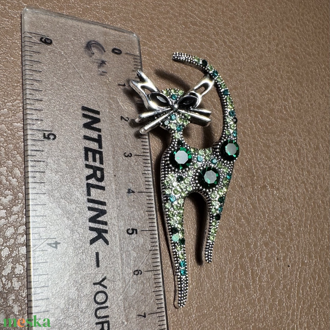 Cicás retro BROSS az 1980-as évekből, gyönyörű elegáns strasszos kitűző, pin szövetkabátra, blúzra,  blézerre - ékszer - kitűző és bross - Meska.hu