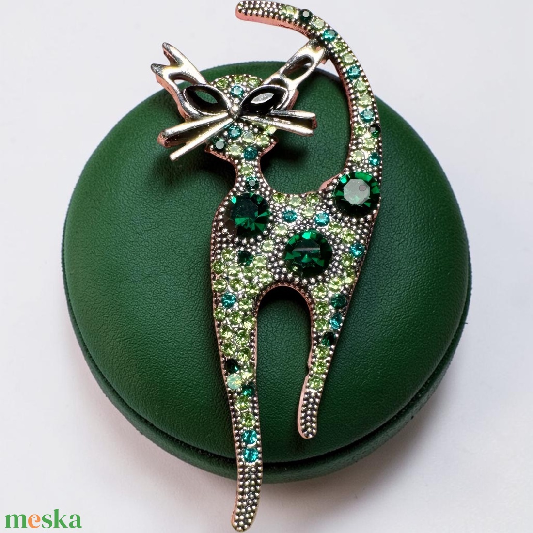 Cicás retro BROSS az 1980-as évekből, gyönyörű elegáns strasszos kitűző, pin szövetkabátra, blúzra,  blézerre - ékszer - kitűző és bross - Meska.hu
