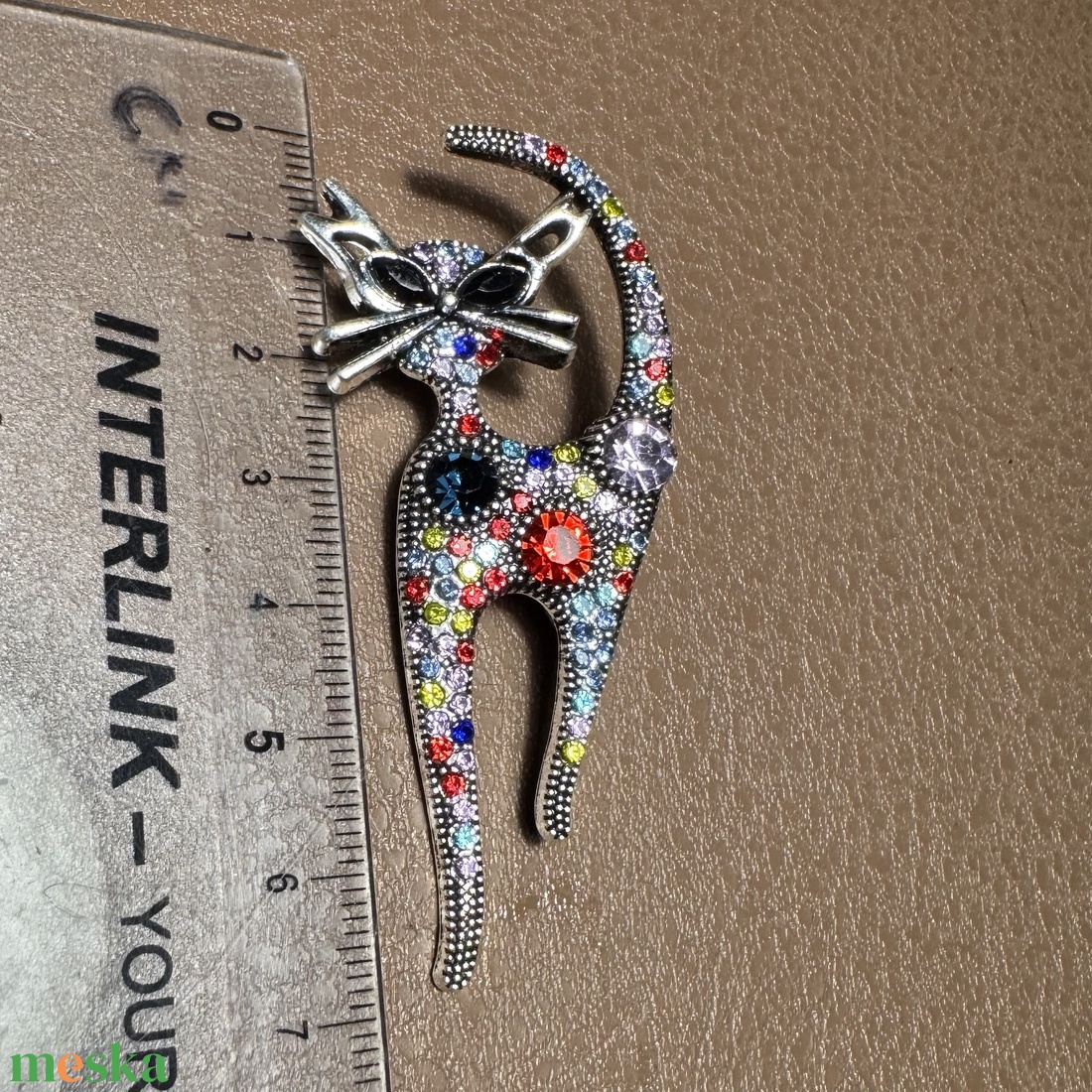 Cicás retro BROSS az 1980-as évekből, gyönyörű elegáns strasszos kitűző, pin szövetkabátra, blúzra,  blézerre - ékszer - kitűző és bross - Meska.hu