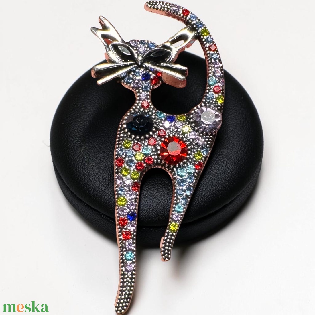 Cicás retro BROSS az 1980-as évekből, gyönyörű elegáns strasszos kitűző, pin szövetkabátra, blúzra,  blézerre - ékszer - kitűző és bross - Meska.hu