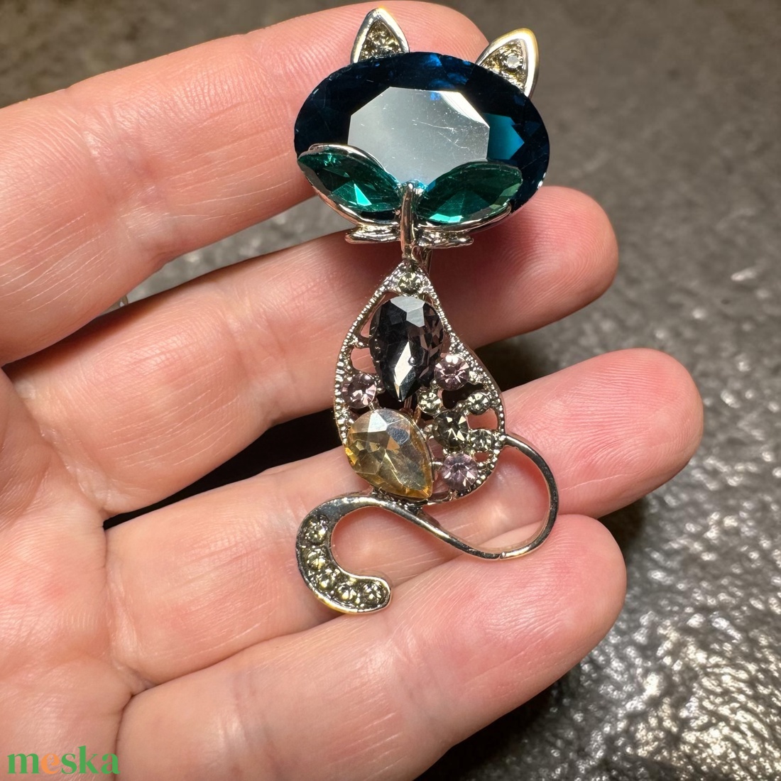 Cicás retro BROSS az 1980-as évekből, gyönyörű elegáns strasszos kitűző, pin szövetkabátra, blúzra,  blézerre - ékszer - kitűző és bross - Meska.hu