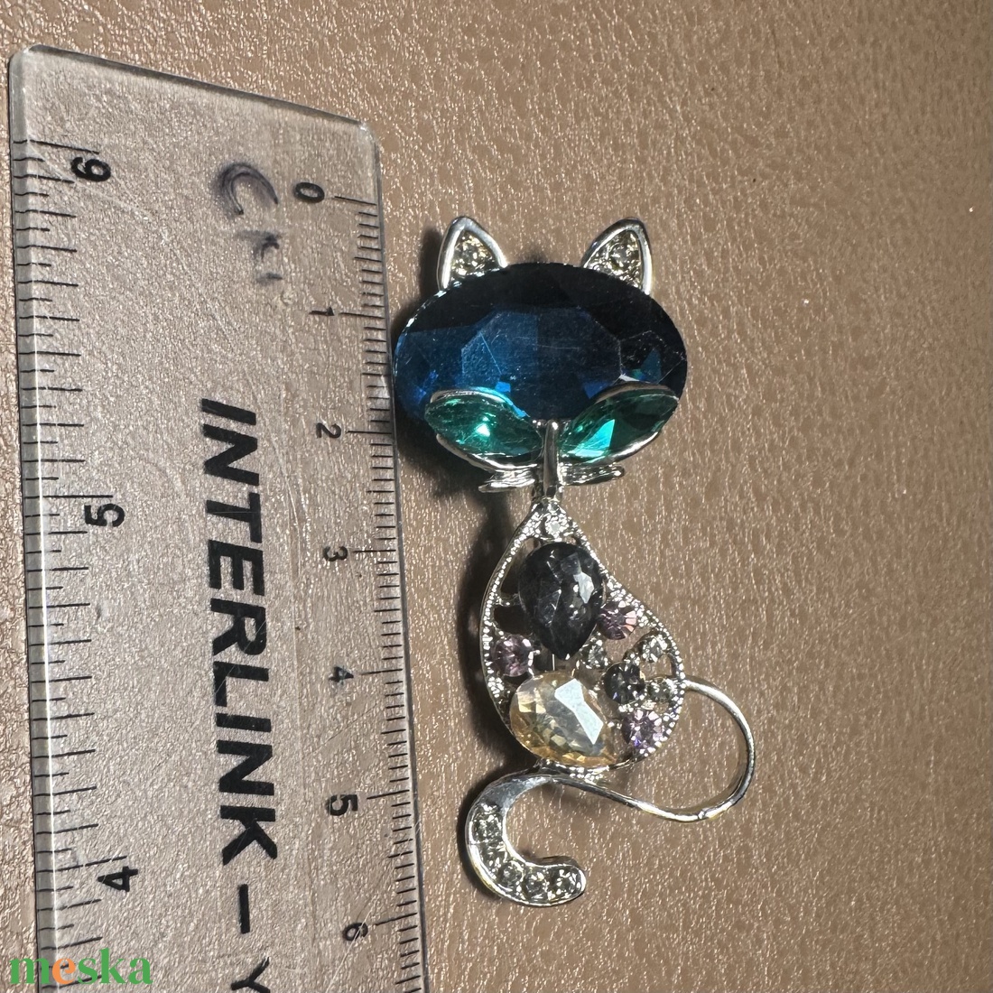 Cicás retro BROSS az 1980-as évekből, gyönyörű elegáns strasszos kitűző, pin szövetkabátra, blúzra,  blézerre - ékszer - kitűző és bross - Meska.hu