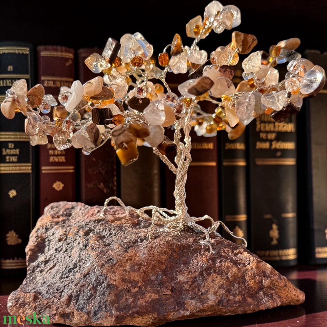 Jáspis, hegyikristály, arany rutil kristály fa, kristály bonsai, ékszerfa, szerencsefa, életfa, pénzfa, kristályfa  - otthon & életmód - dekoráció - asztal és polc dekoráció - gyöngyfa, ásványfa - Meska.hu