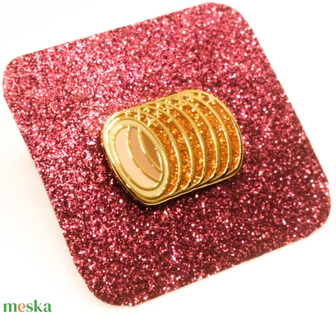 Csillámos kürtőskalács kitűző - ékszer - kitűző és bross - kitűző - Meska.hu Csillámos kürtőskalács kitűző - ékszer - kitűző és bross - kitűző - Meska.hu