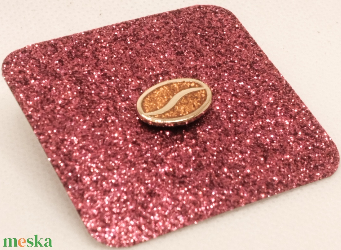 Csillámló kávébab kitűző - ékszer - kitűző és bross - kitűző - Meska.hu Csillámló kávébab kitűző - ékszer - kitűző és bross - kitűző - Meska.hu