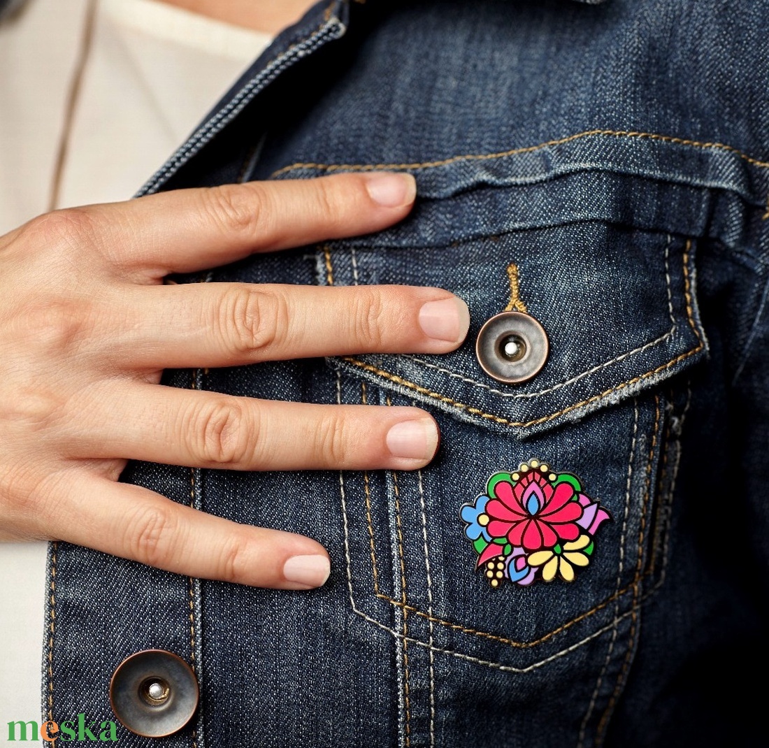 Folk virágos kitűző fémből - ékszer - kitűző és bross - Meska.hu