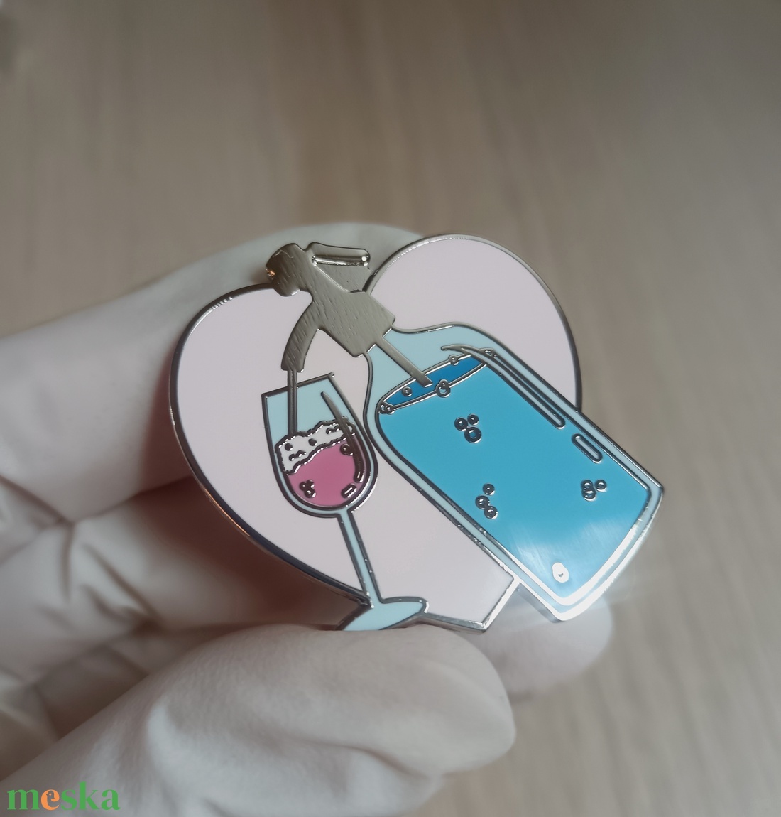 Rozéfröccs kitűző  - ékszer - kitűző és bross - Meska.hu