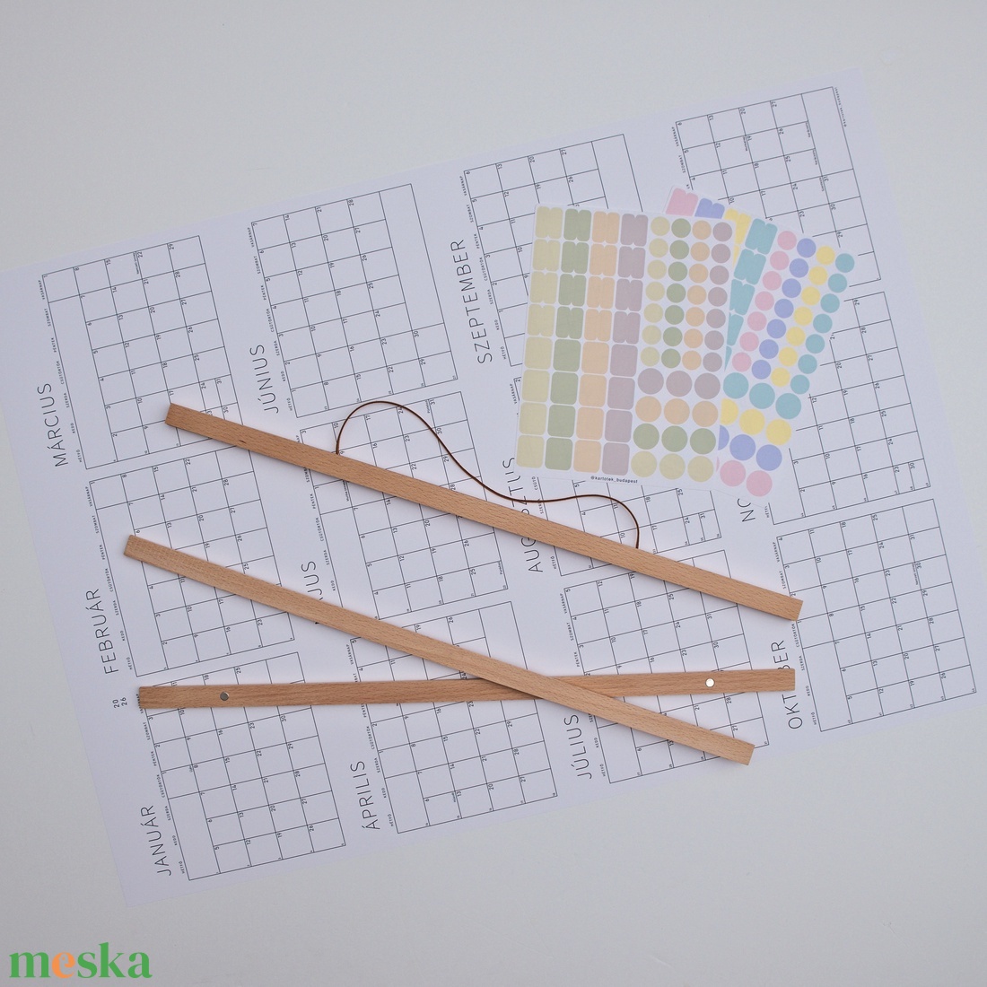 SZETT VI. / 2026. naptári év / naptár + tartó + matrica / Éves, nagyméretű, függőleges tervező - otthon & életmód - papír, írószer - naptár & tervező - Meska.hu