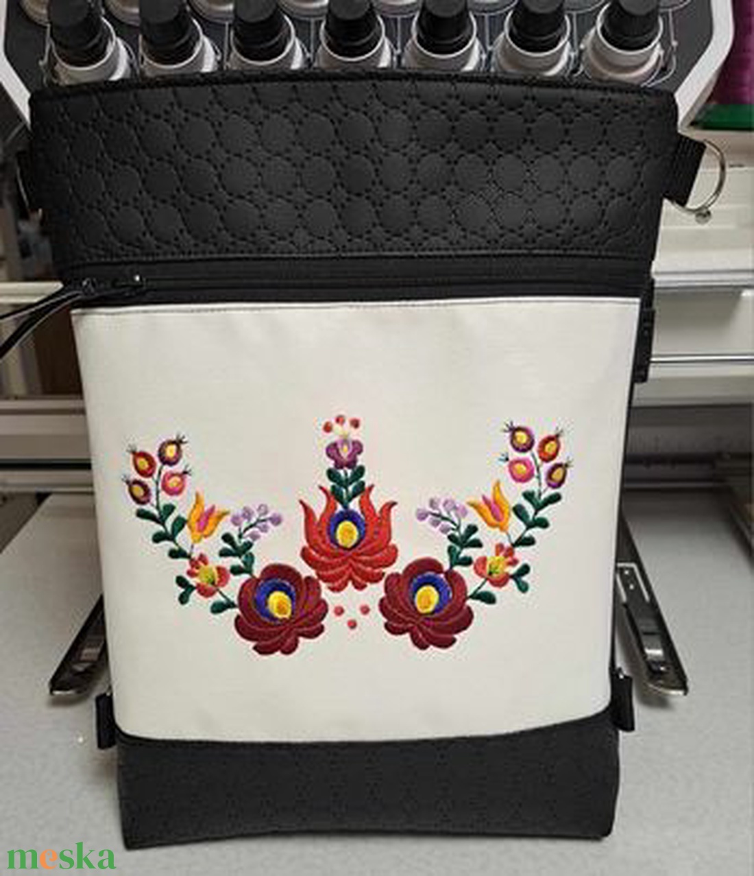 Hímzett hátitáska - táska & tok - hátizsák - hátizsák - Meska.hu