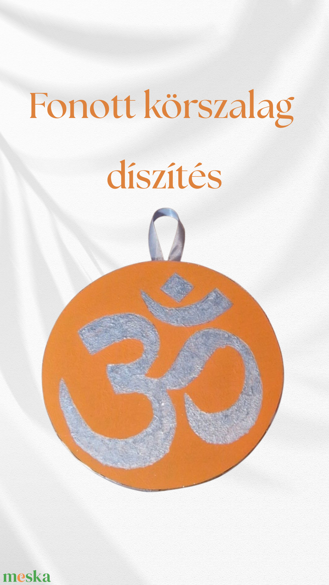 Kézzel festett Om tábla újrahasznosított laminált parkettára falra, polcra dekorációnak narancs-ezüst - otthon & életmód - dekoráció - spiritualitás - mandala - Meska.hu