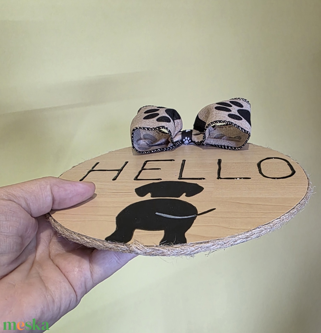 Kézzel festett kutyás ajtódísz, lakásdekoráció, kutya kép, üdvözlőtábla tacskó - otthon & életmód - dekoráció - ajtó- és ablak dekoráció - ajtótábla - Meska.hu