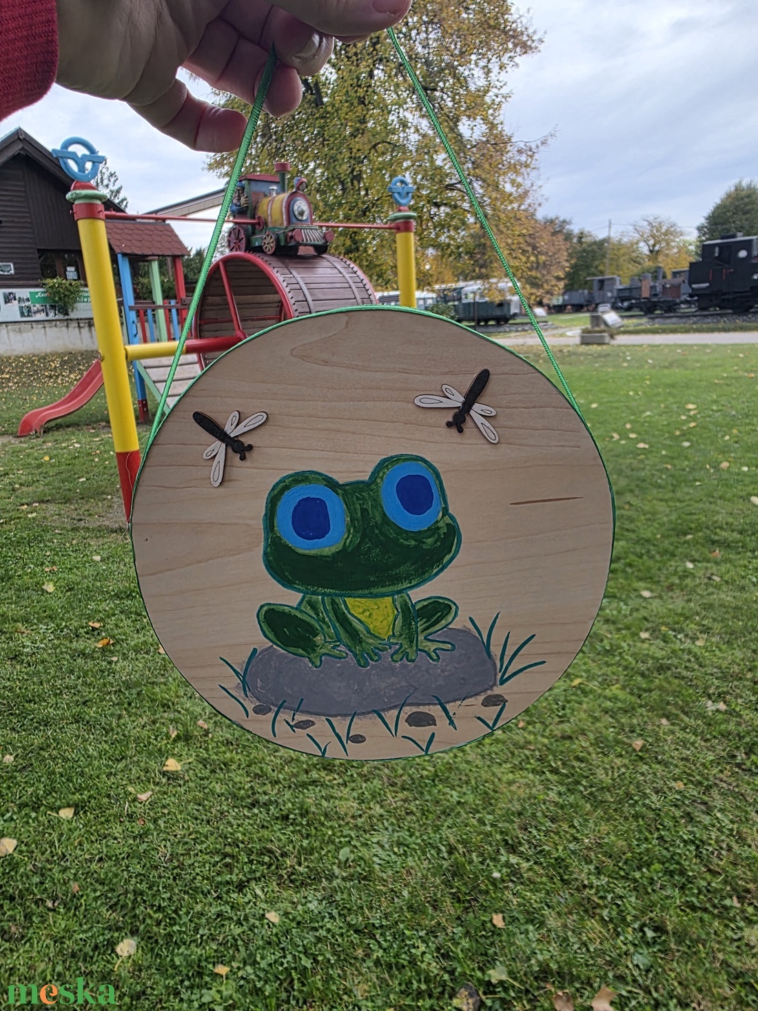 Kézzel festett békás falidekor  újrahasznosított laminált parkettából, egyedi fa dekoráció - otthon & életmód - babaszoba, gyerekszoba - babaszoba kép - Meska.hu