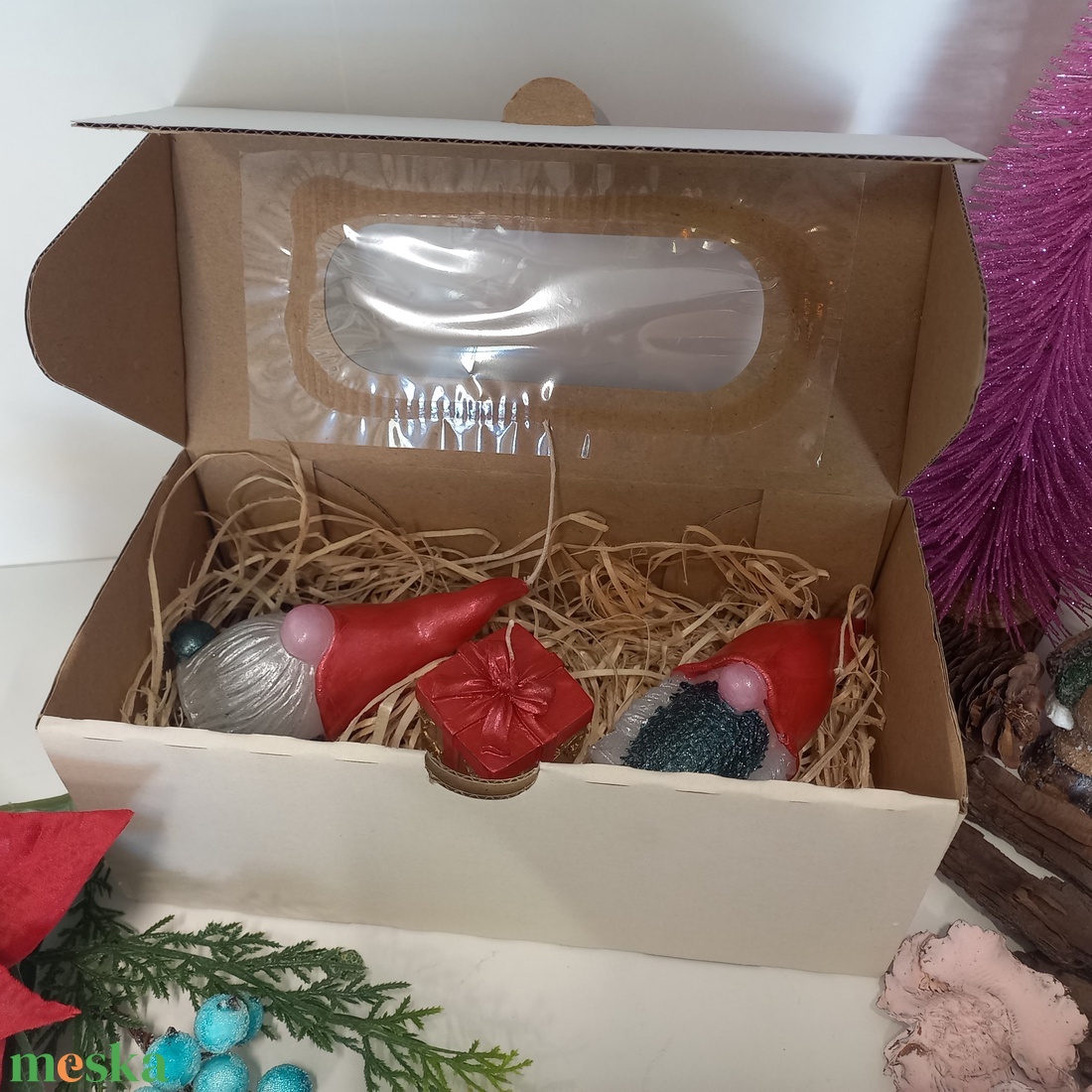 Manó ajándék gyertya szett dobozban - karácsony - karácsonyi lakásdekoráció - karácsonyi illatgyertya, mécses - Meska.hu Manó ajándék gyertya szett dobozban - karácsony - karácsonyi lakásdekoráció - karácsonyi illatgyertya, mécses - Meska.hu