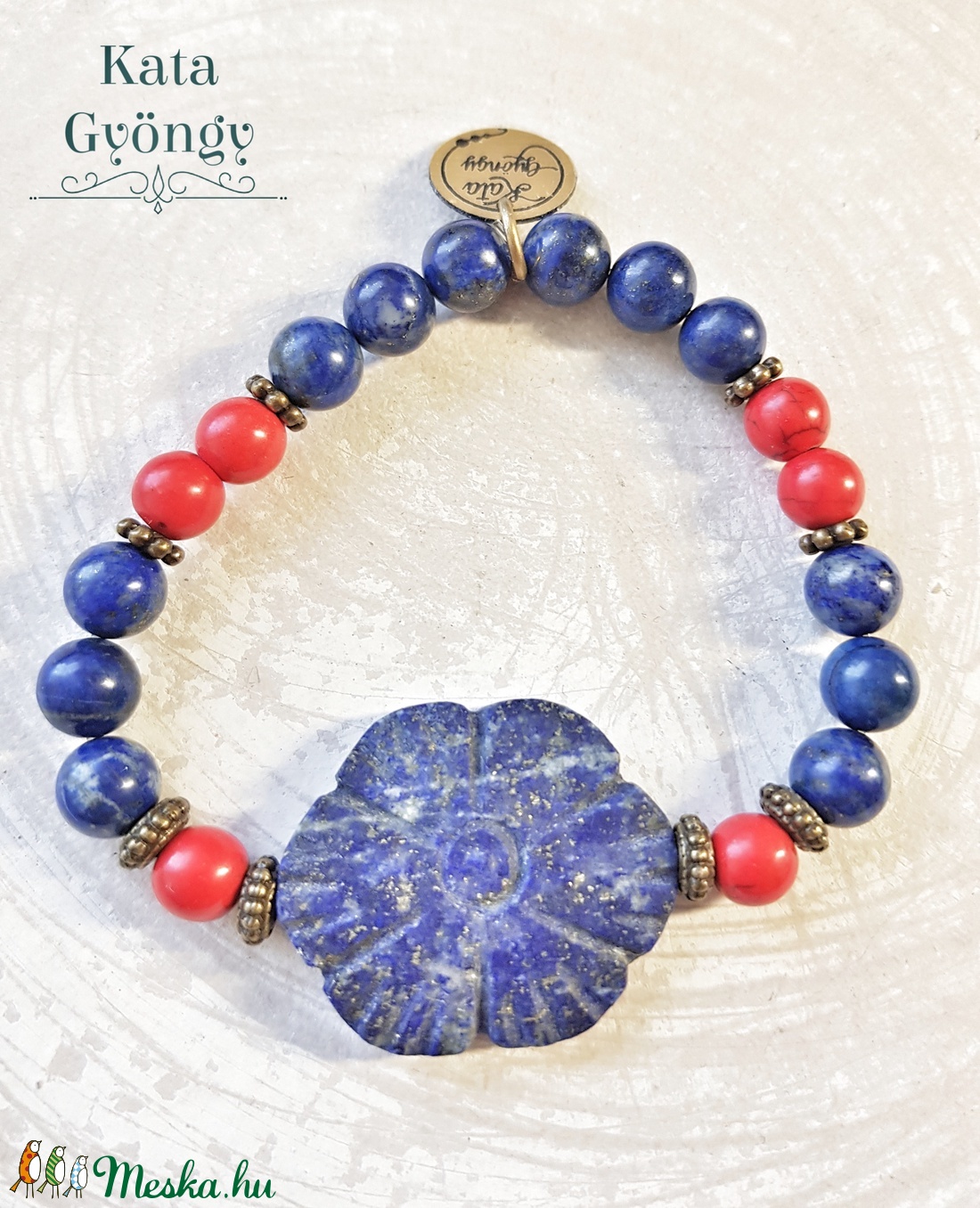 Lapis Lazuli, piros howlit karkötő, faragott lapis lazuli virággal - ékszer - karkötő - karkötő medállal - Meska.hu Lapis Lazuli, piros howlit karkötő, faragott lapis lazuli virággal - ékszer - karkötő - karkötő medállal - Meska.hu