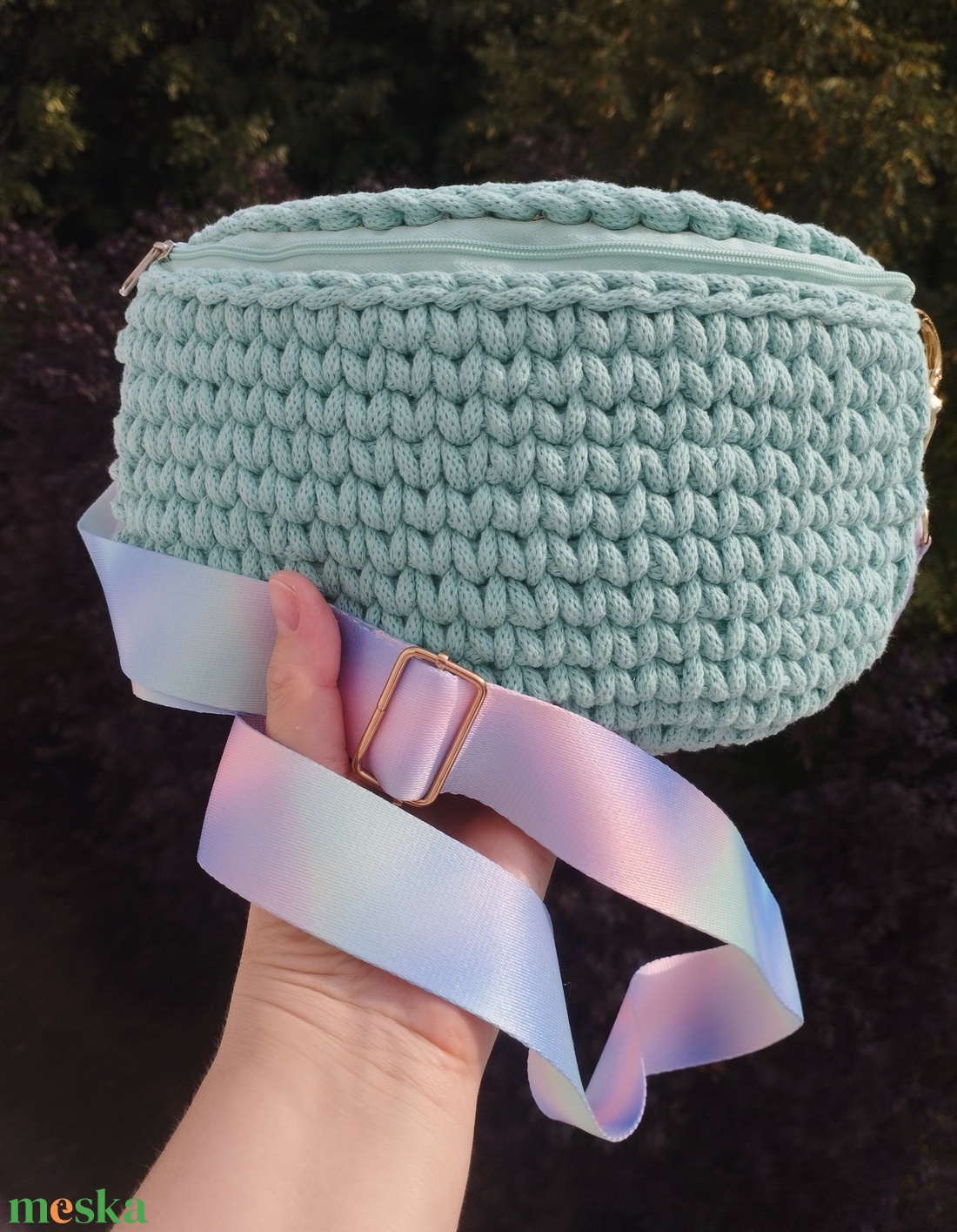 Horgolt övtáska crossbody menta színben - táska & tok - kézitáska & válltáska - vállon átvethető táska - Meska.hu