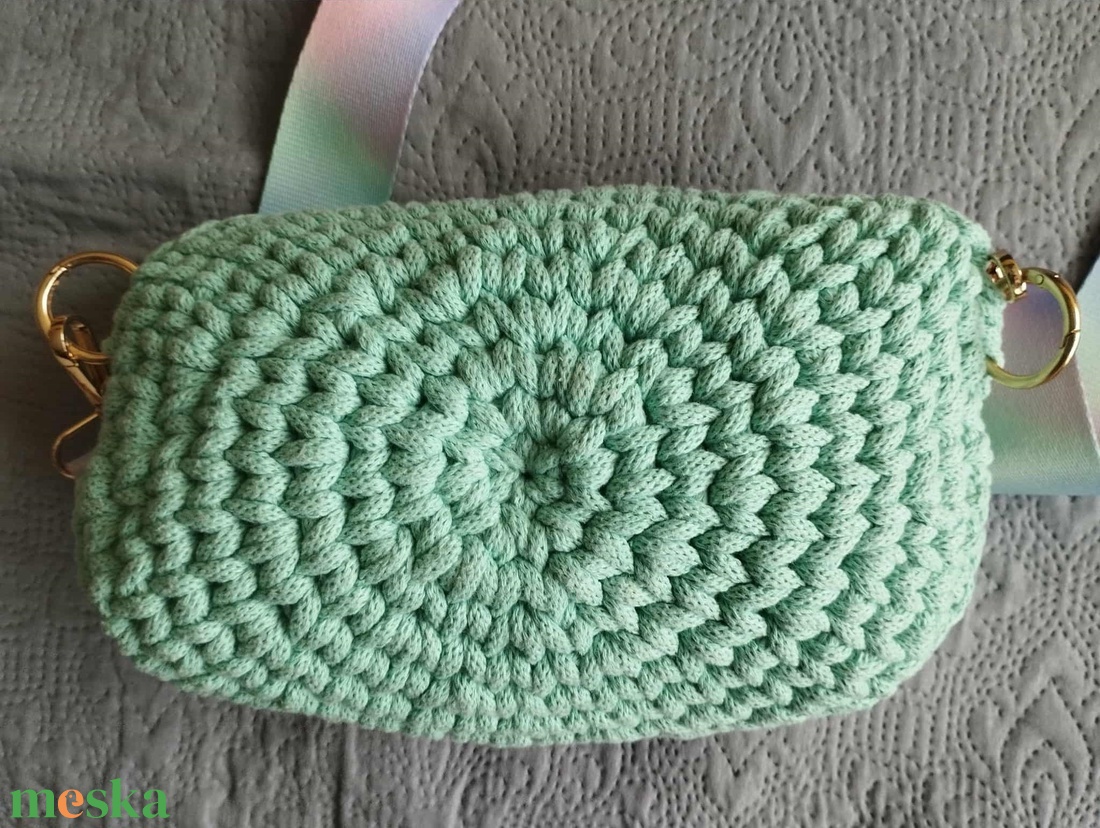 Horgolt övtáska crossbody menta színben - táska & tok - kézitáska & válltáska - vállon átvethető táska - Meska.hu