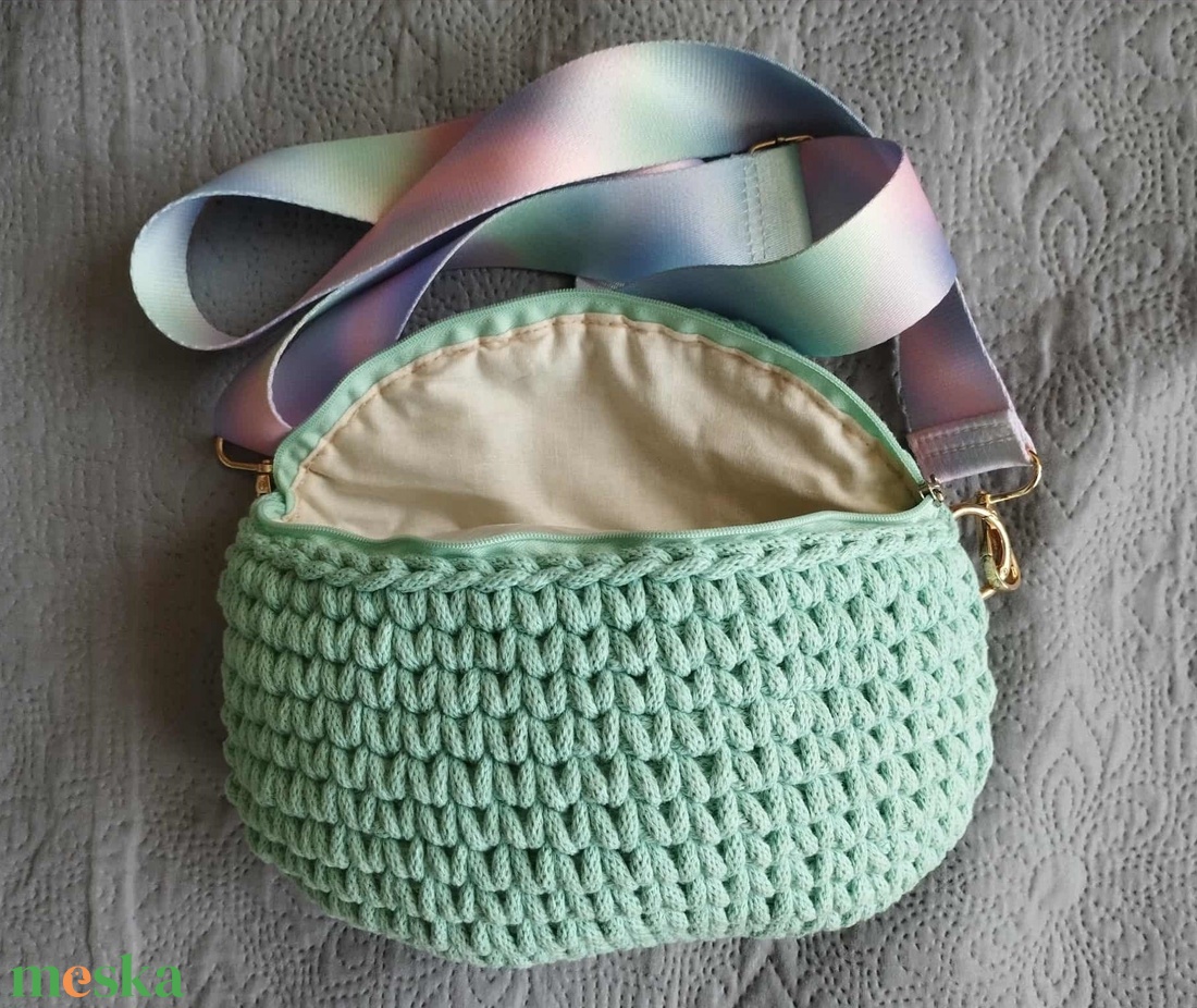 Horgolt övtáska crossbody menta színben - táska & tok - kézitáska & válltáska - vállon átvethető táska - Meska.hu