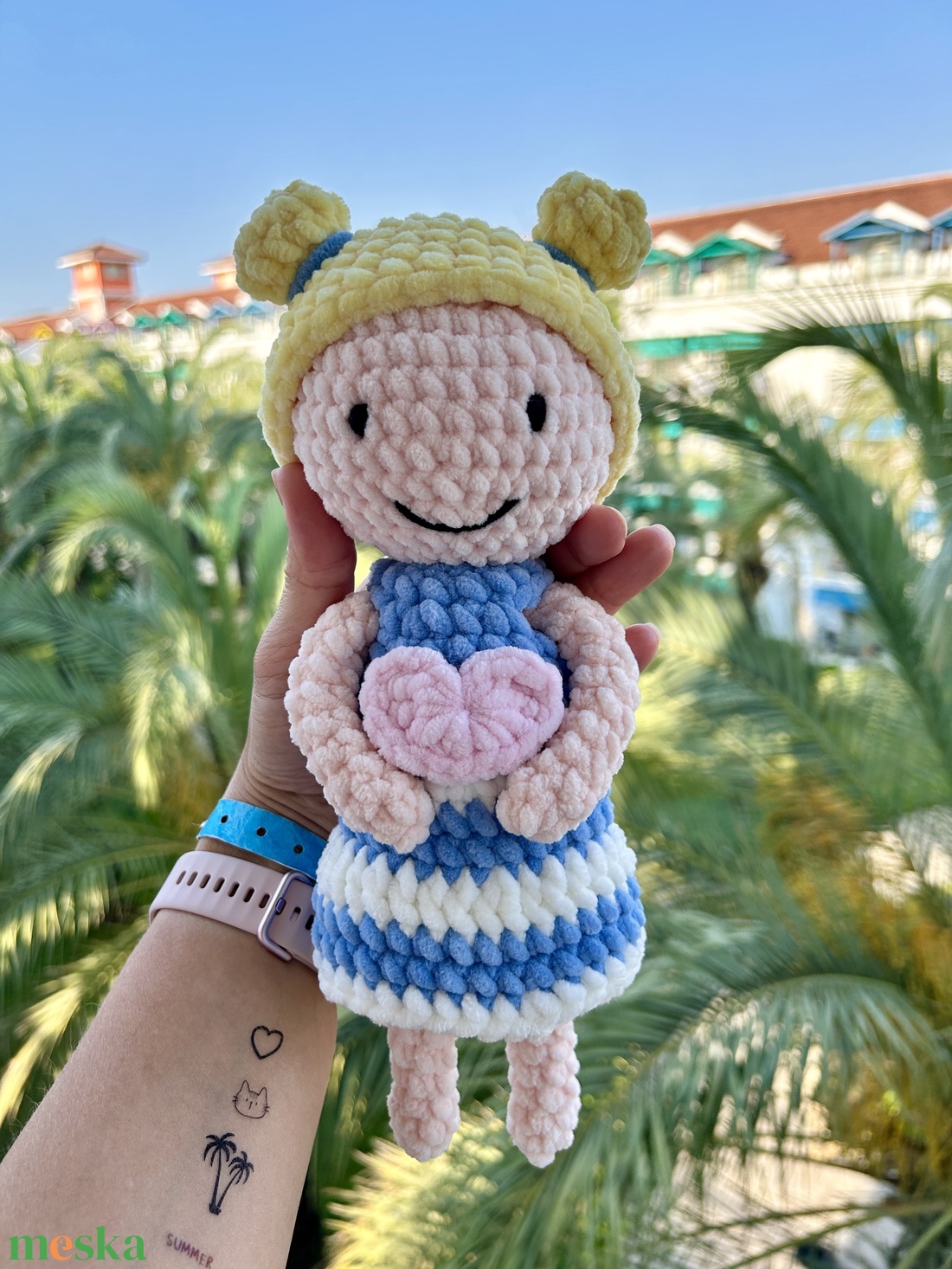 Amigurumi horgolt szívecskés kislány - játék & sport - plüssállat & játékfigura - ember - Meska.hu