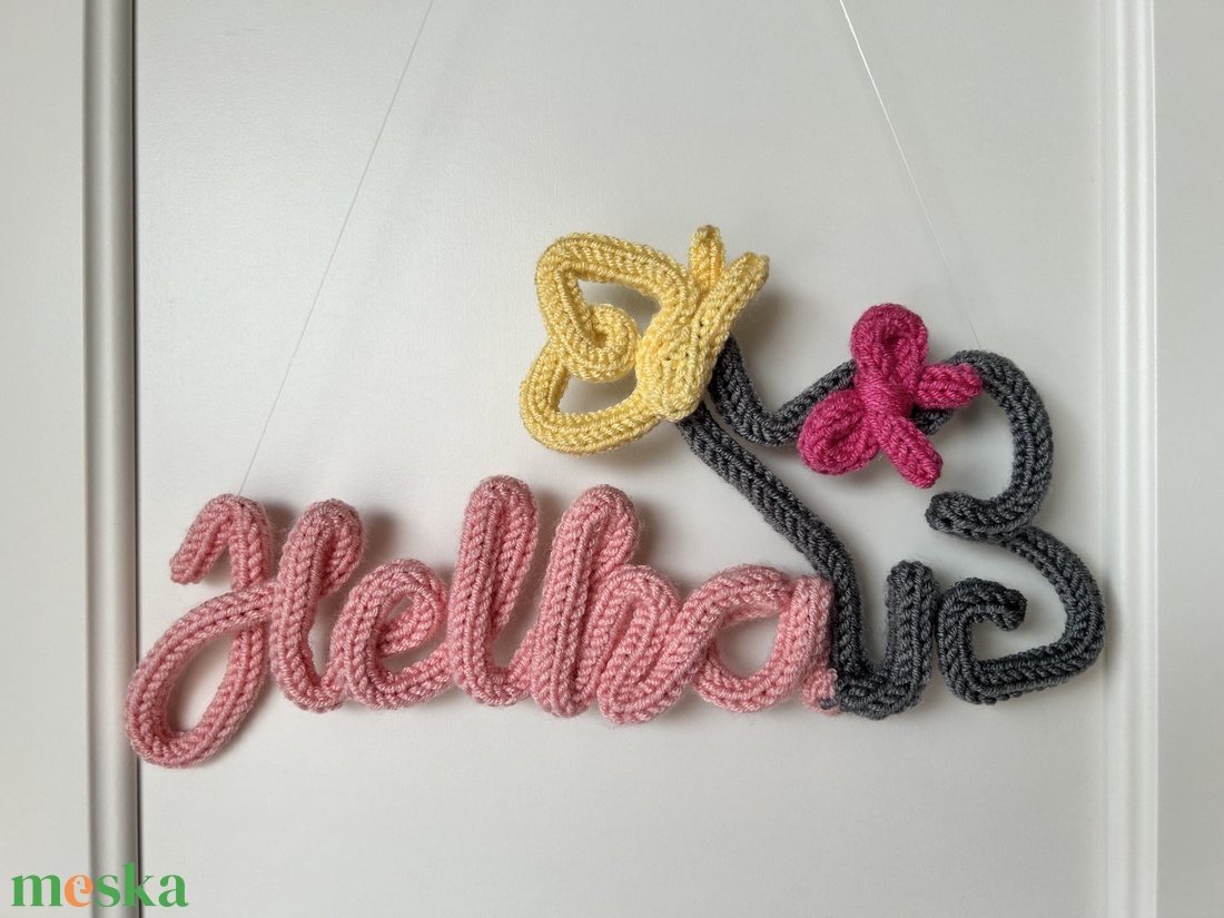 Egyedi horgolt neves ajtódísz, falidísz, gyerekszoba dekoráció - baba - mama - babaszoba dekoráció - gyerek névtábla - Meska.hu
