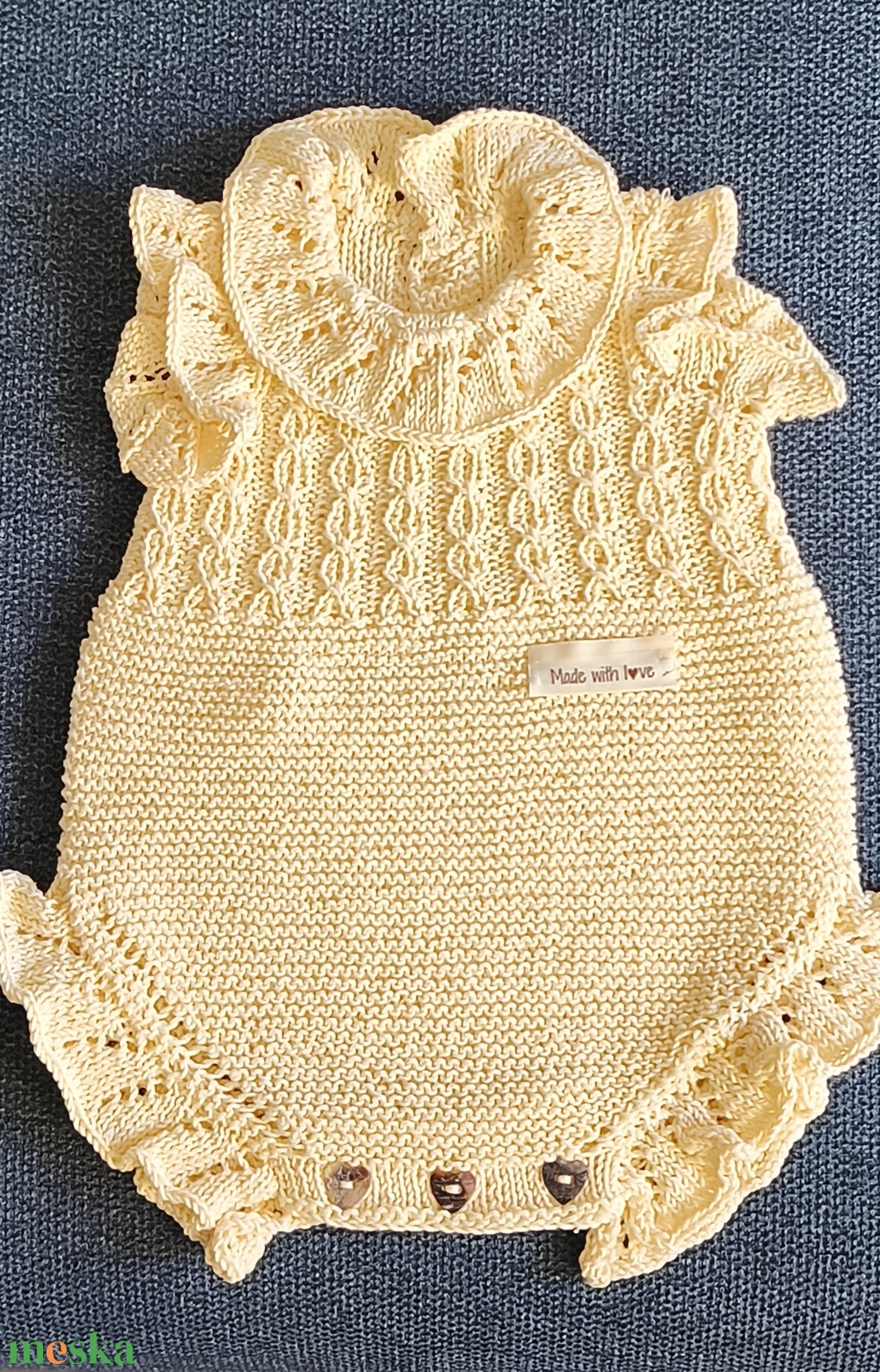 Unisex baba rugdalodzó kedves fodros díszítésekkel 100%-os bababarát pamutfonalból -  - Meska.hu