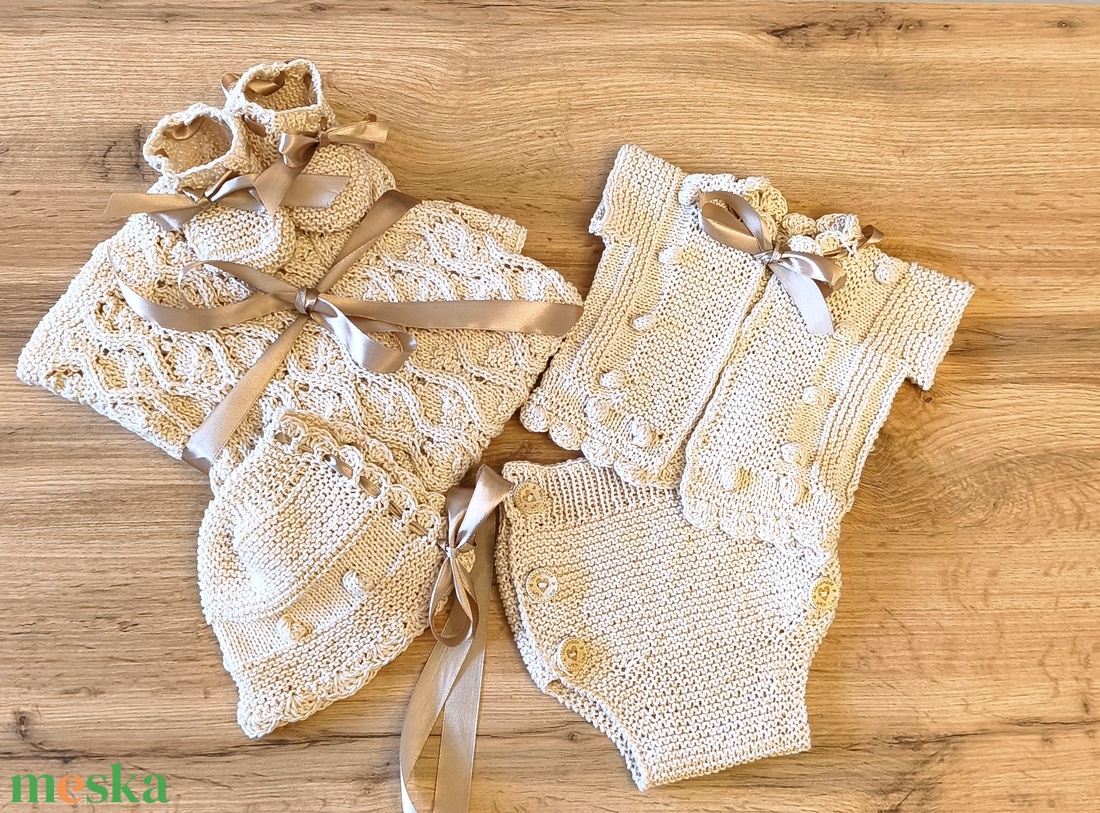 Komplett bébi szett, baba takaró, kis nadrág, felső, sapka és lábbeli  - baba - mama - babaruházat - babaruha szett - Meska.hu