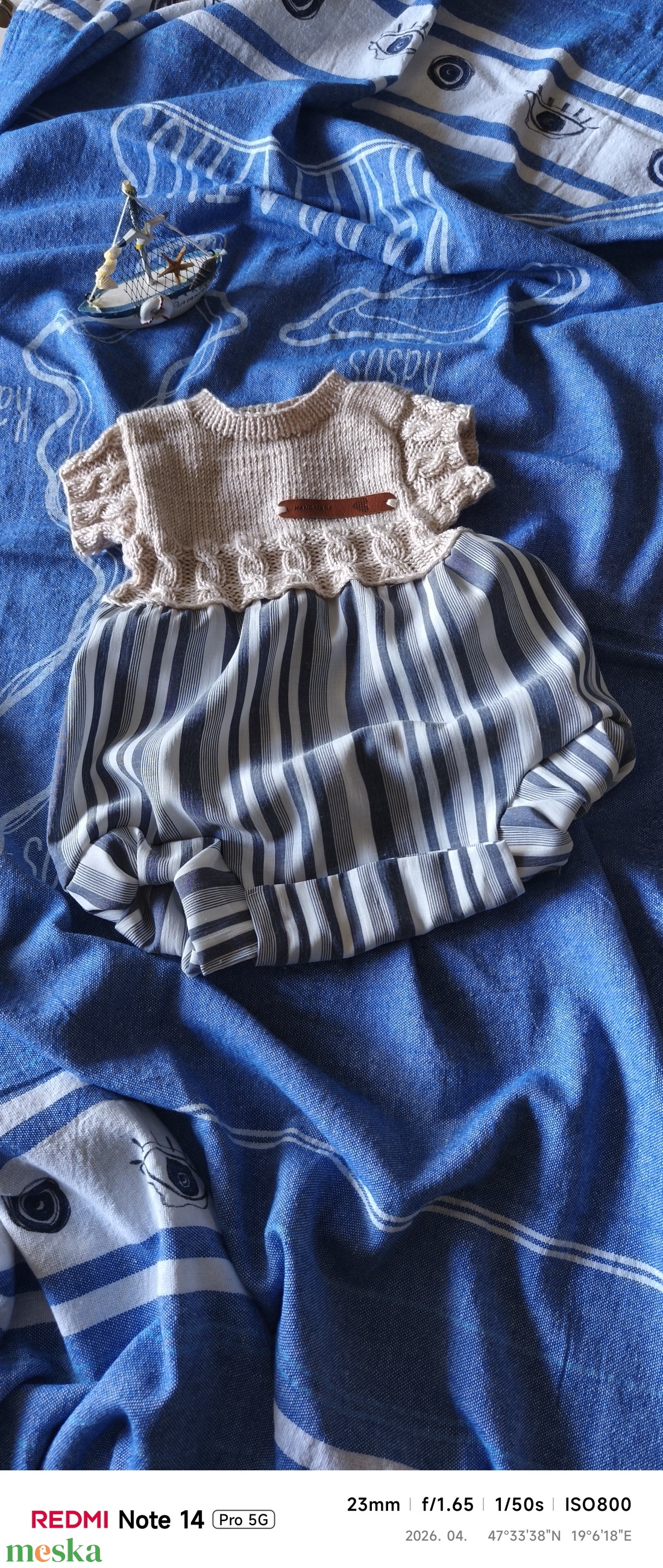 Rövid ujjú rugdalodzó kézzel kötött felső résszel  - baba - mama - babaruházat - baba body - Meska.hu