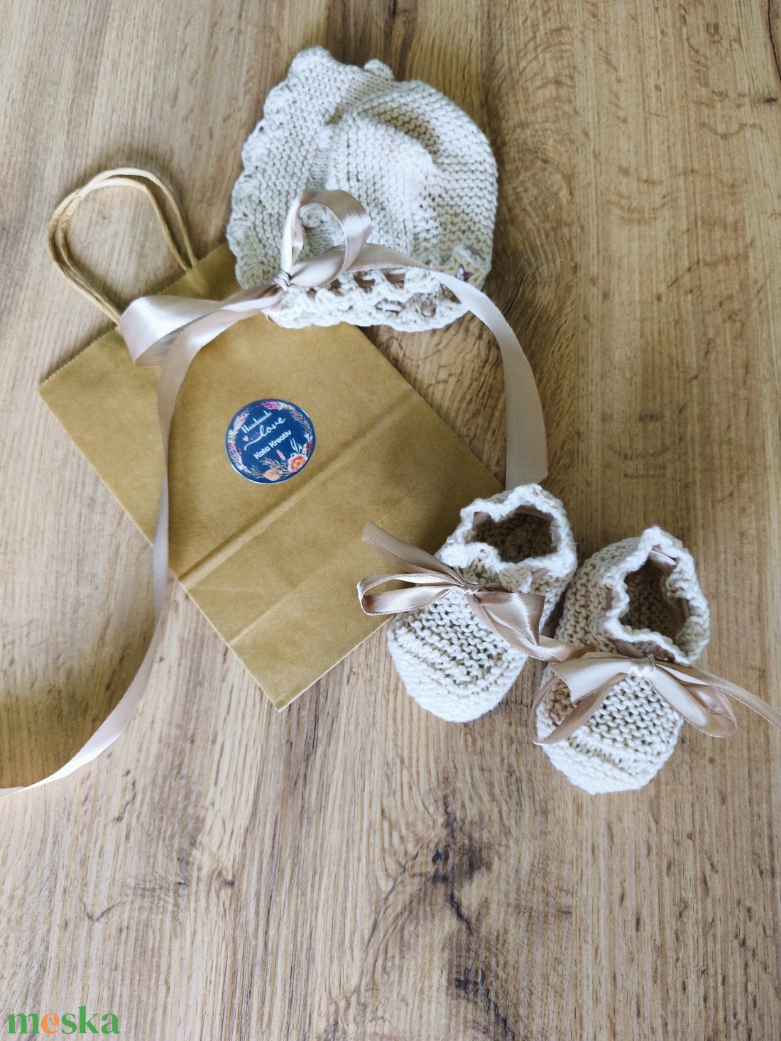 Újszülött ajándék kézzel kötött pamut sapka és kis cipő  - baba - mama - babalátogató ajándékcsomag - Meska.hu