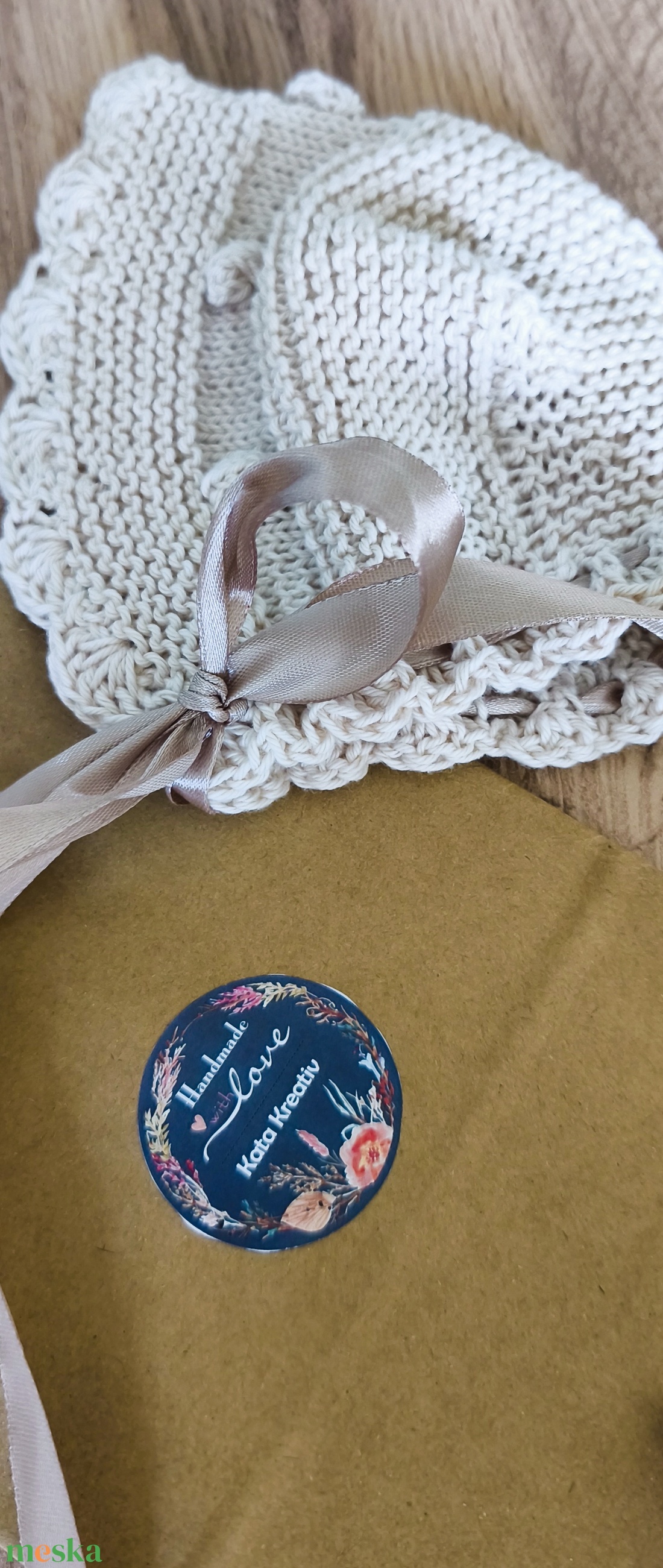 Újszülött ajándék kézzel kötött pamut sapka és kis cipő  - baba - mama - babalátogató ajándékcsomag - Meska.hu