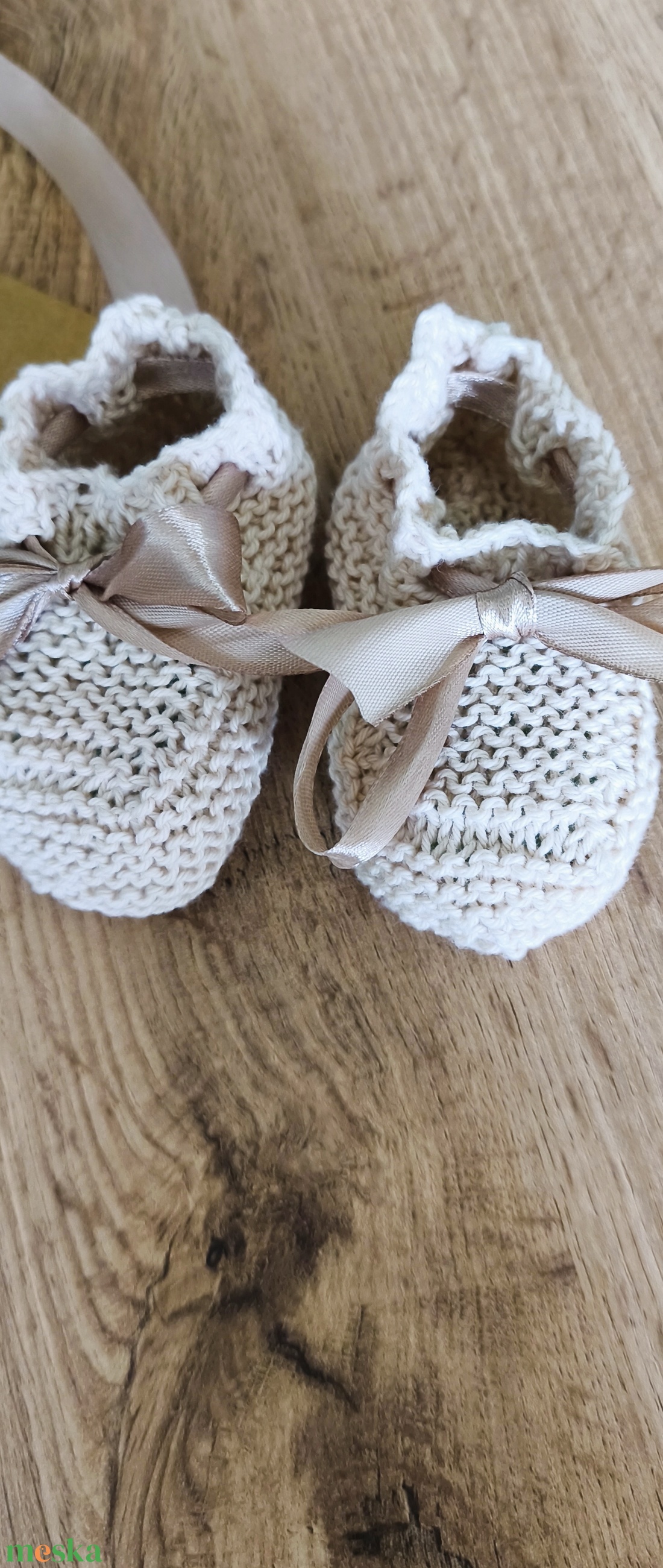 Újszülött ajándék kézzel kötött pamut sapka és kis cipő  - baba - mama - babalátogató ajándékcsomag - Meska.hu