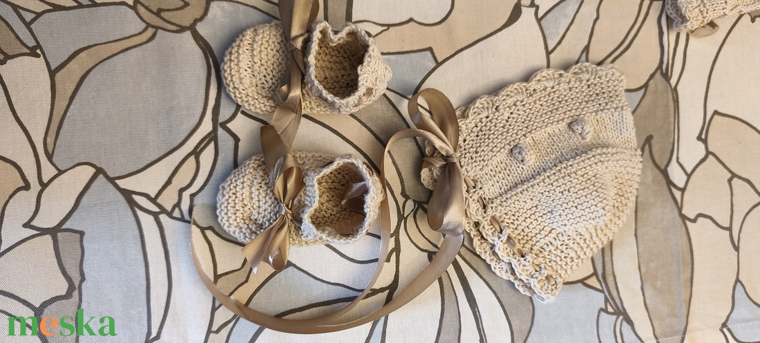 Újszülött ajándék kézzel kötött pamut sapka és kis cipő  - baba - mama - babalátogató ajándékcsomag - Meska.hu