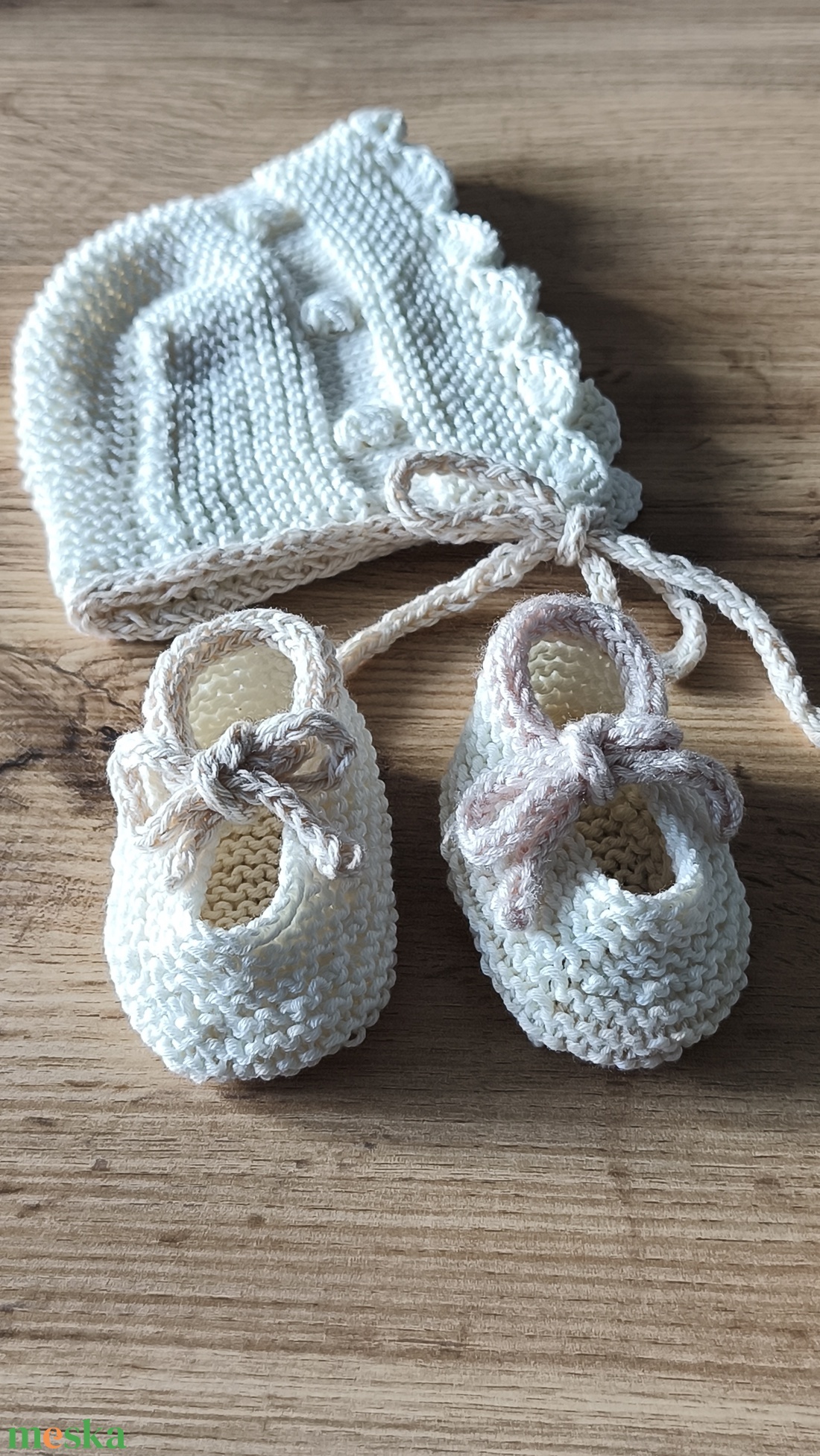 Újszülött ajándék kézzel kötött pamut sapka és babacipő  - baba - mama - babalátogató ajándékcsomag - Meska.hu
