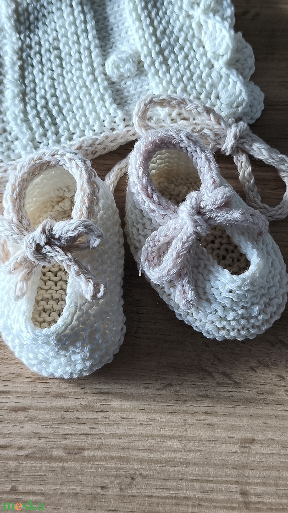 Újszülött ajándék kézzel kötött pamut sapka és babacipő  - baba - mama - babalátogató ajándékcsomag - Meska.hu