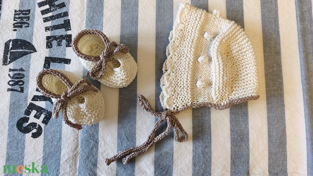 Újszülött ajándék kézzel kötött pamut sapka és kis cipő  - baba - mama - babalátogató ajándékcsomag - Meska.hu