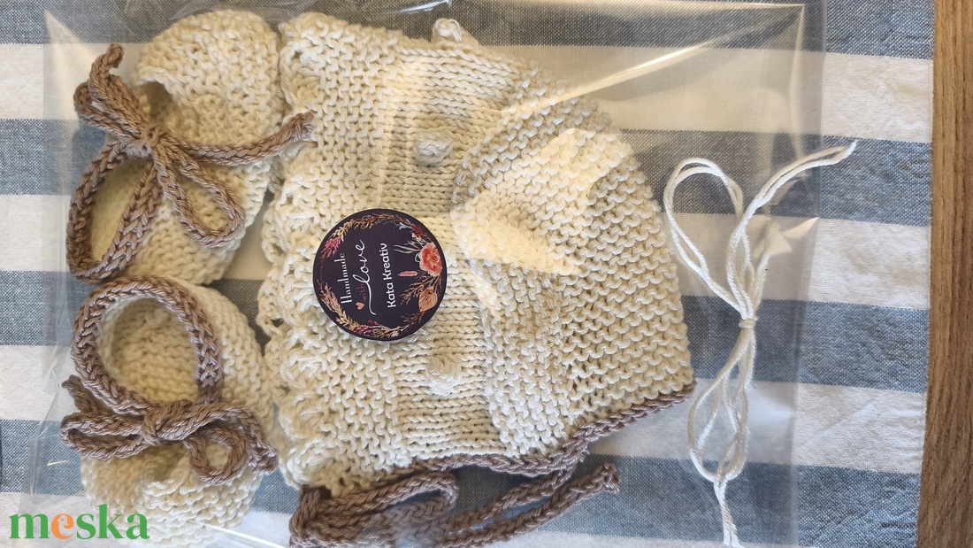 Újszülött ajándék kézzel kötött pamut sapka és kis cipő  - baba - mama - babalátogató ajándékcsomag - Meska.hu