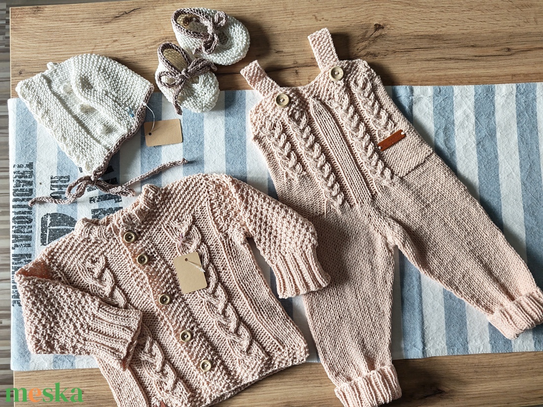 Kézzel kötött babaszett kisfiúnak  - baba - mama - babaruházat - babaruha szett - Meska.hu
