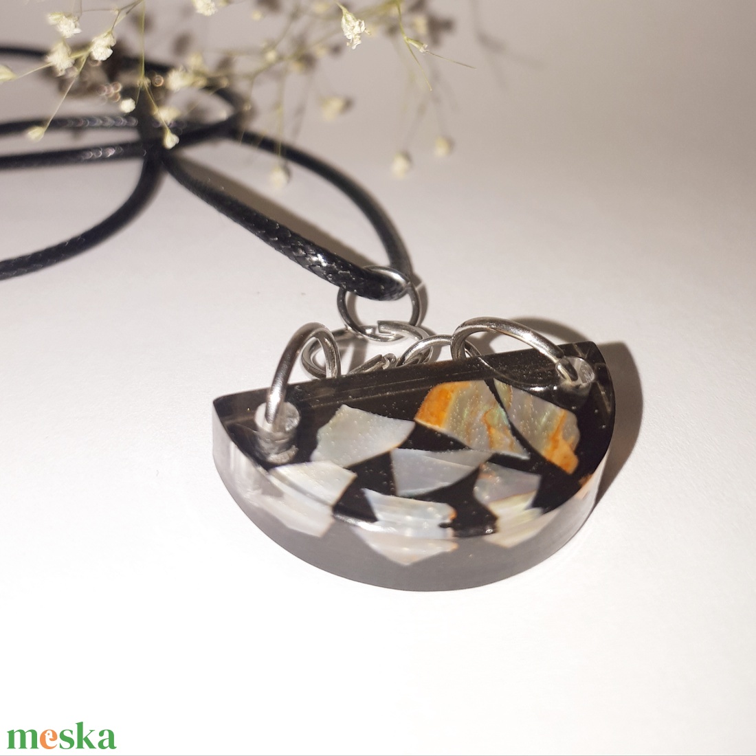 Kagylódarabokkal díszített félkör alakú medál - ékszer - nyaklánc - medál - Meska.hu