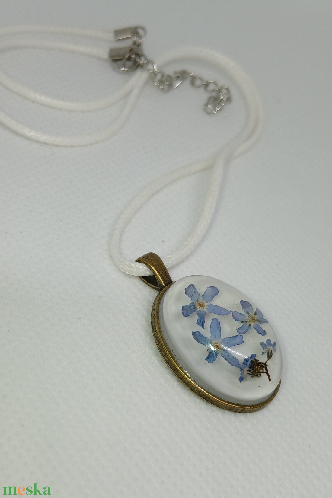 Valódi nefelejcs virágokkal díszített ovális alakú medál - ékszer - nyaklánc - medál - Meska.hu
