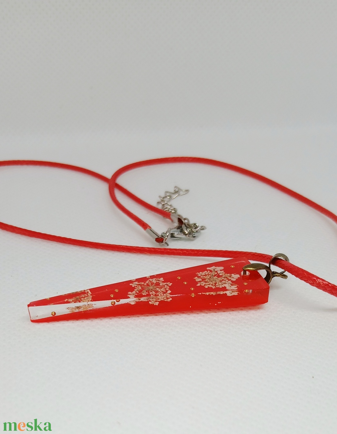 Valódi vadmurok virágokkal és pici gyöngyökkel díszített háromszög alakú medál - ékszer - nyaklánc - medál - Meska.hu