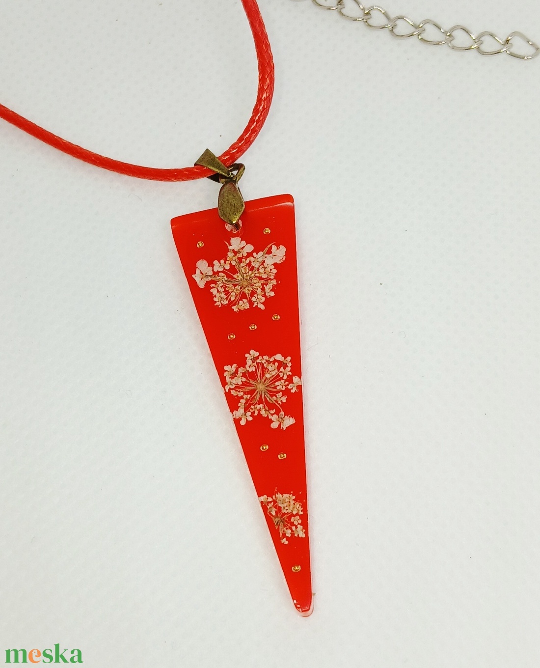 Valódi vadmurok virágokkal és pici gyöngyökkel díszített háromszög alakú medál - ékszer - nyaklánc - medál - Meska.hu