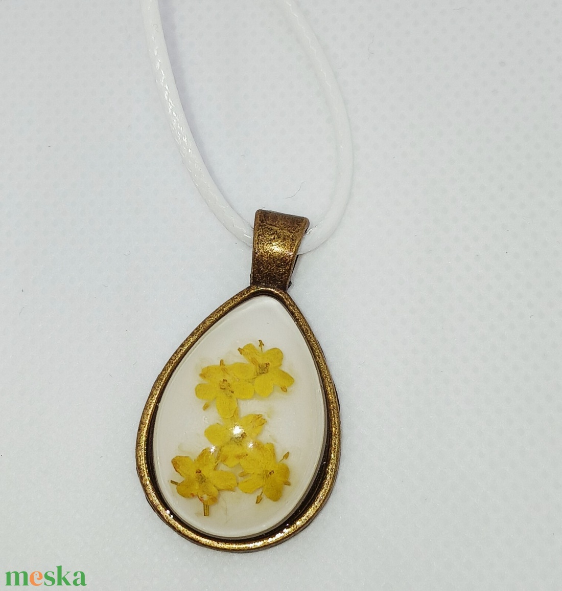 Valódi bodzavirágokkal díszített csepp alakú medál - ékszer - nyaklánc - medál - Meska.hu