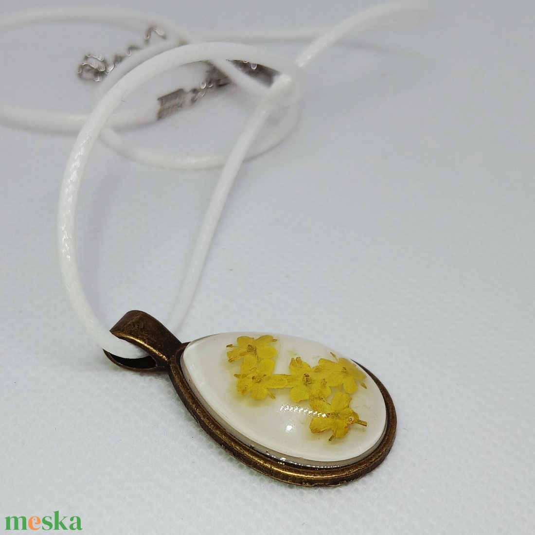 Valódi bodzavirágokkal díszített csepp alakú medál - ékszer - nyaklánc - medál - Meska.hu