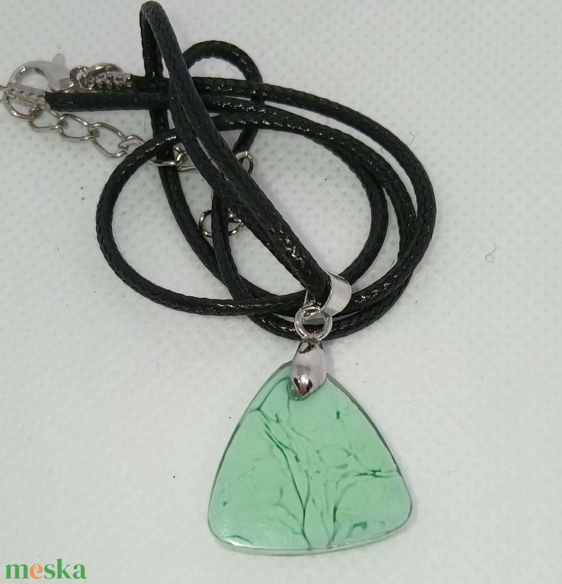 Zöld színű márványos háromszög alakú medál - ékszer - nyaklánc - medál - Meska.hu
