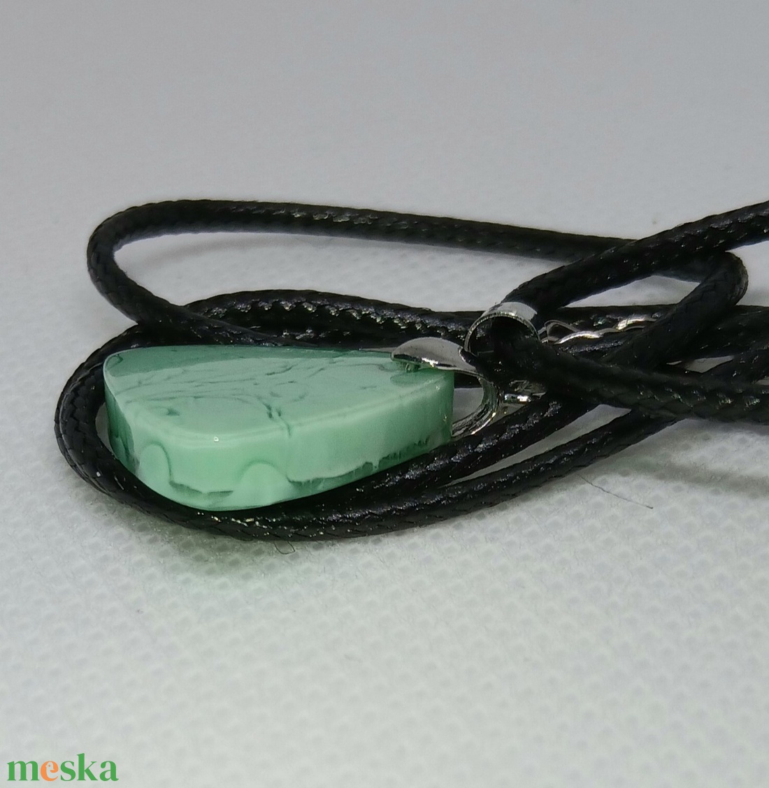 Zöld színű márványos háromszög alakú medál - ékszer - nyaklánc - medál - Meska.hu