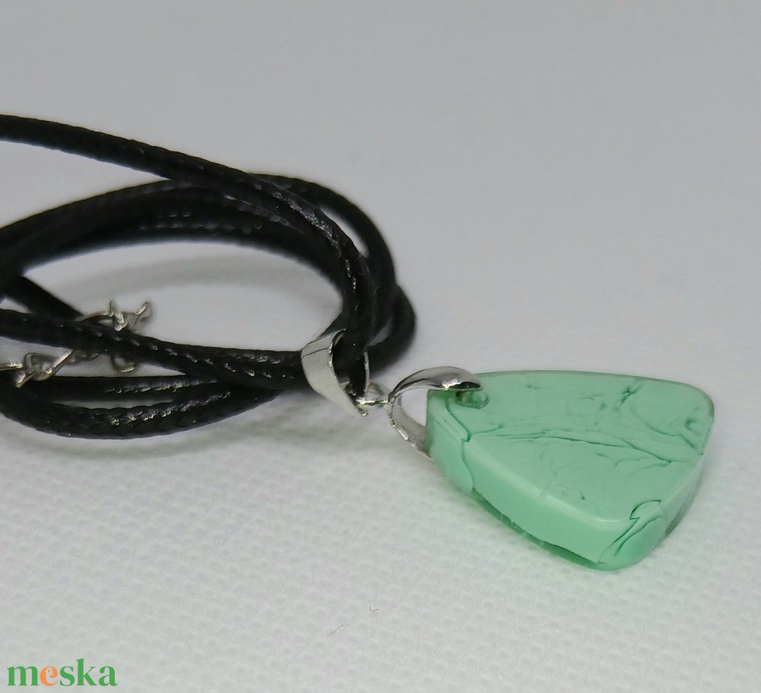 Zöld színű márványos háromszög alakú medál - ékszer - nyaklánc - medál - Meska.hu