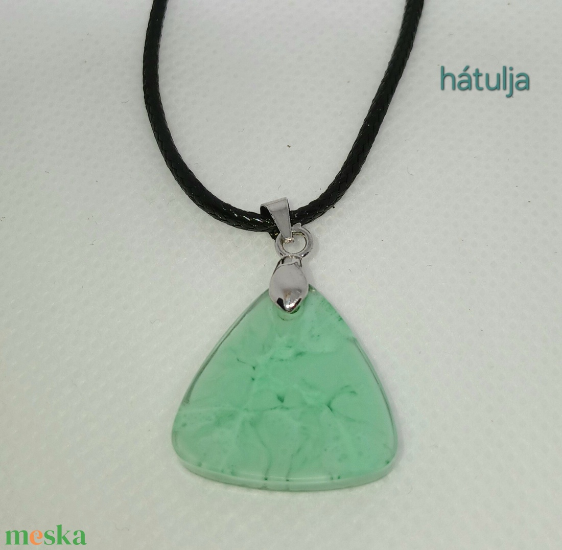 Zöld színű márványos háromszög alakú medál - ékszer - nyaklánc - medál - Meska.hu