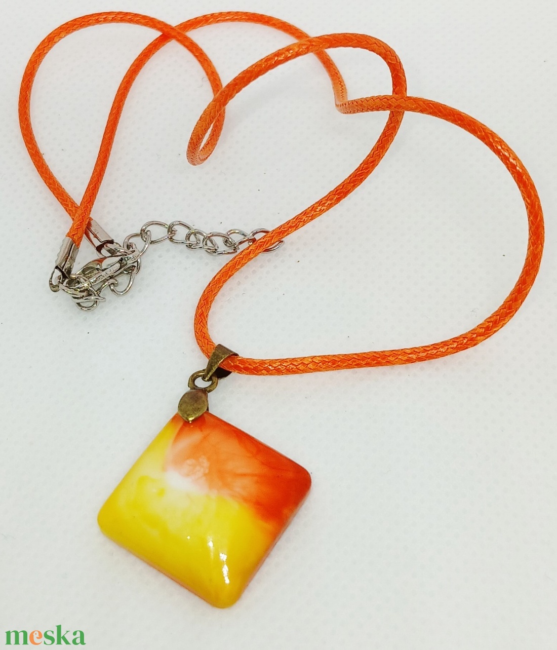 Narancs-sárga-fehér színű négyzet alakú medál - ékszer - nyaklánc - medál - Meska.hu