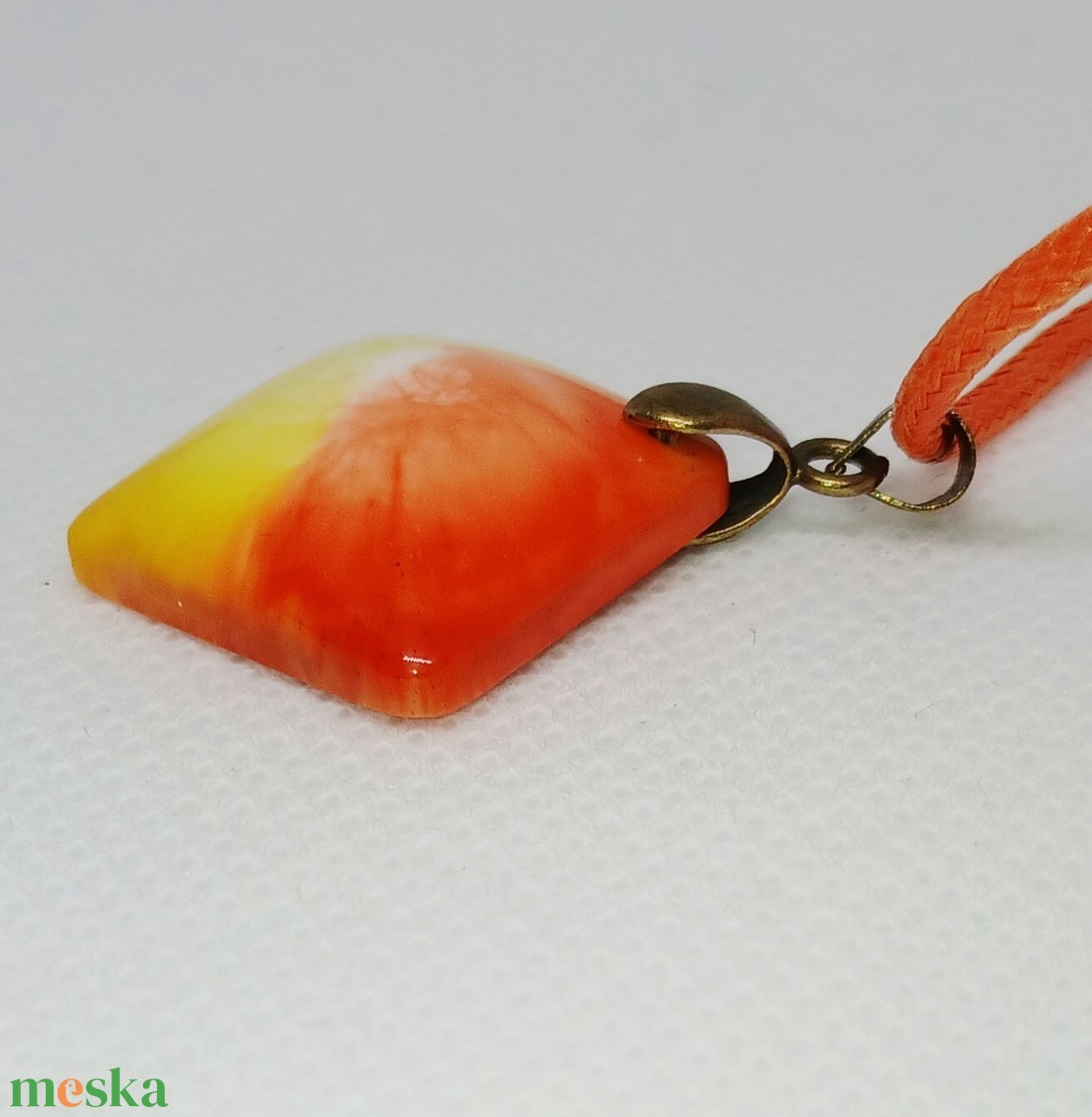 Narancs-sárga-fehér színű négyzet alakú medál - ékszer - nyaklánc - medál - Meska.hu