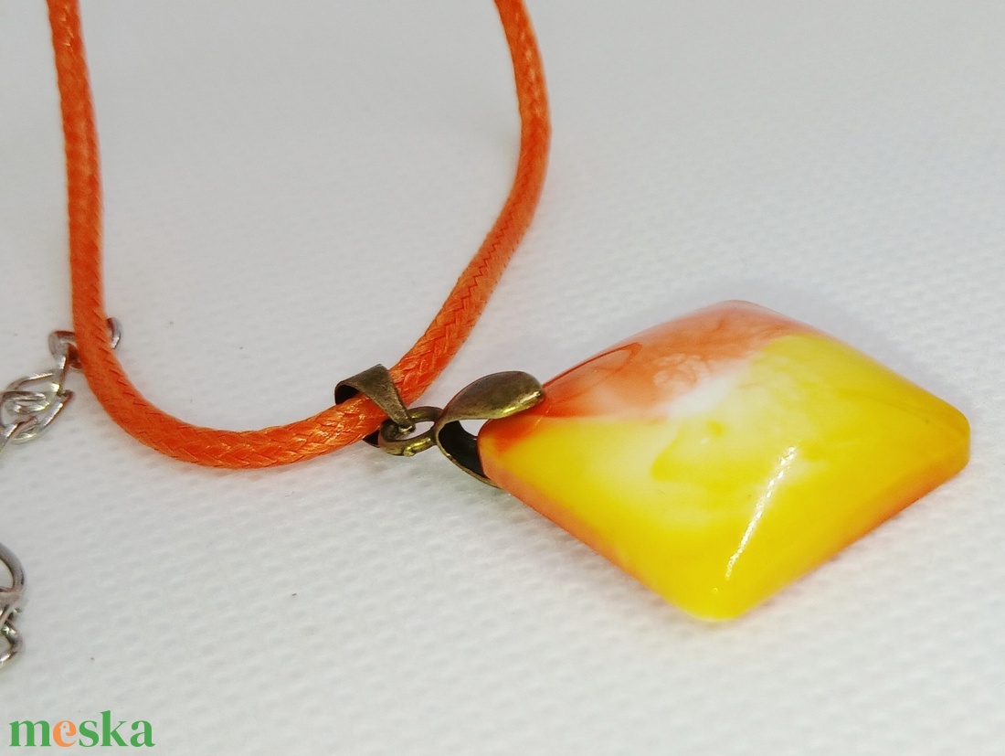 Narancs-sárga-fehér színű négyzet alakú medál - ékszer - nyaklánc - medál - Meska.hu